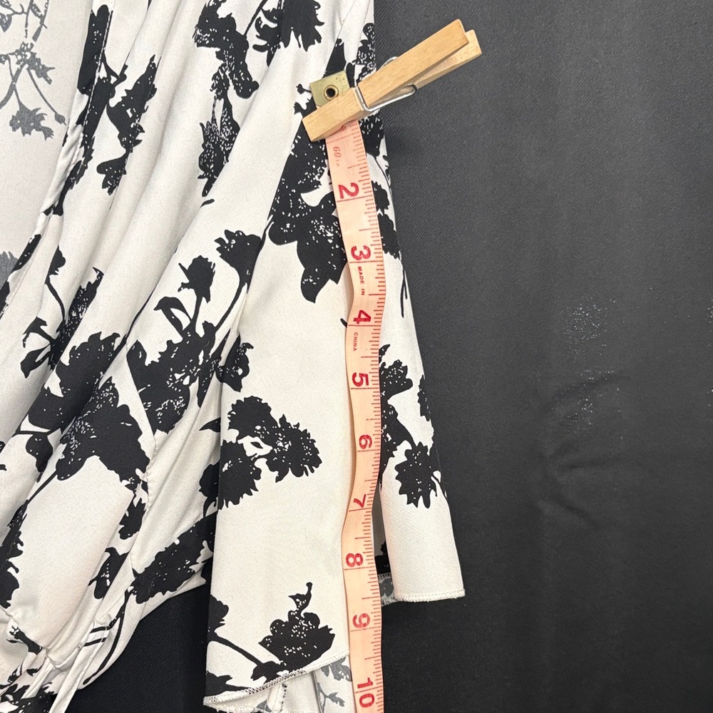 🖤Black and White Floral Women's V neck shirt🖤 - Picture 3 of 7